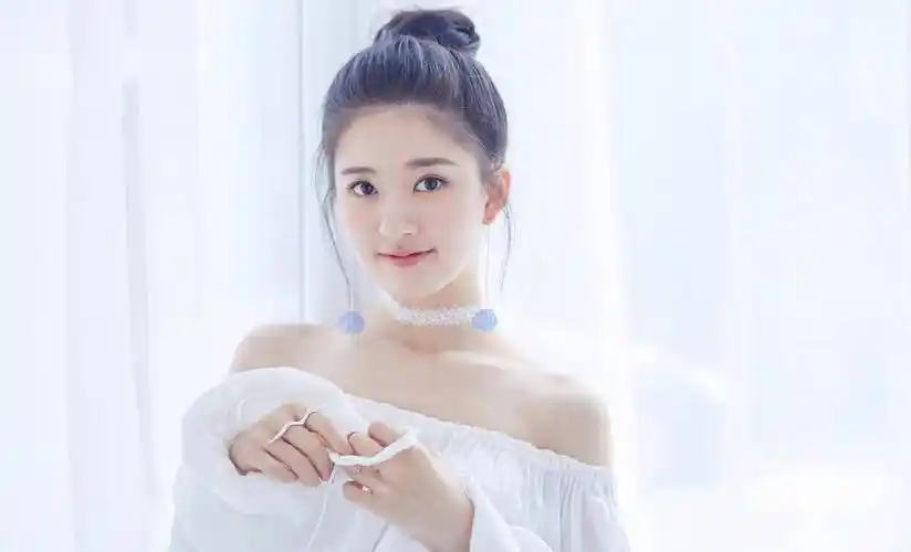 赵露思剃头后颜值不降反升,发际线上移2cm美出鹅蛋脸,很漂亮_眉毛