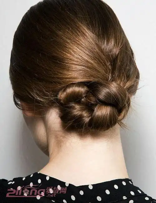 适合周末聚会的五款优雅盘发发型