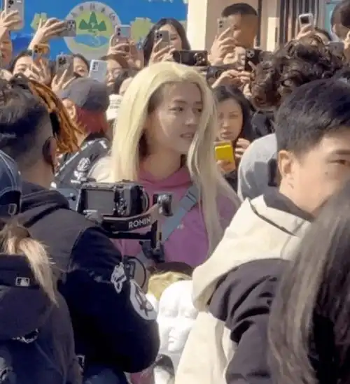 鹿晗男扮女装,一头金色长假发亮相,网友直呼"美女你谁?