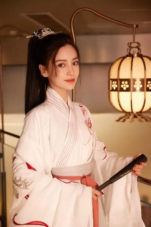 baby穿汉服扎马尾现身生日会气质优雅