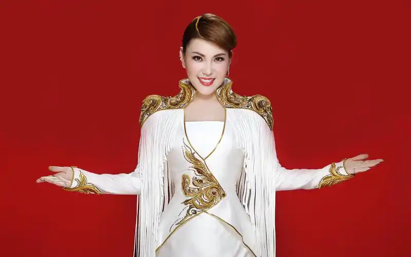 草原天后乌兰图雅经典歌曲,全场带电,听完之后手机都满电了