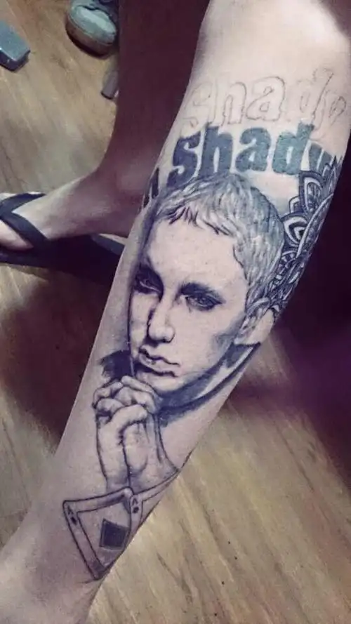 帅气的文先生小腿上的扑克之王肖像纹身图案