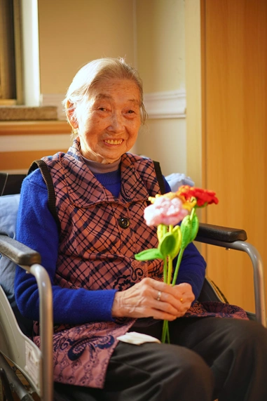 郑奶奶在看自己拍出来的照片