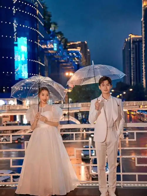浪漫迷人的夜景婚纱照