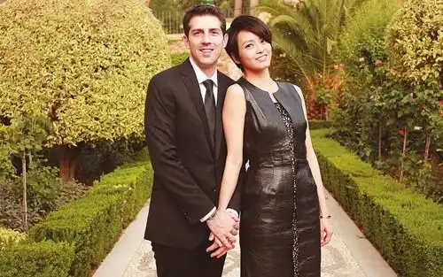 梁咏琪与老公浪漫牵手照曝光 2人亲昵倚靠(图)