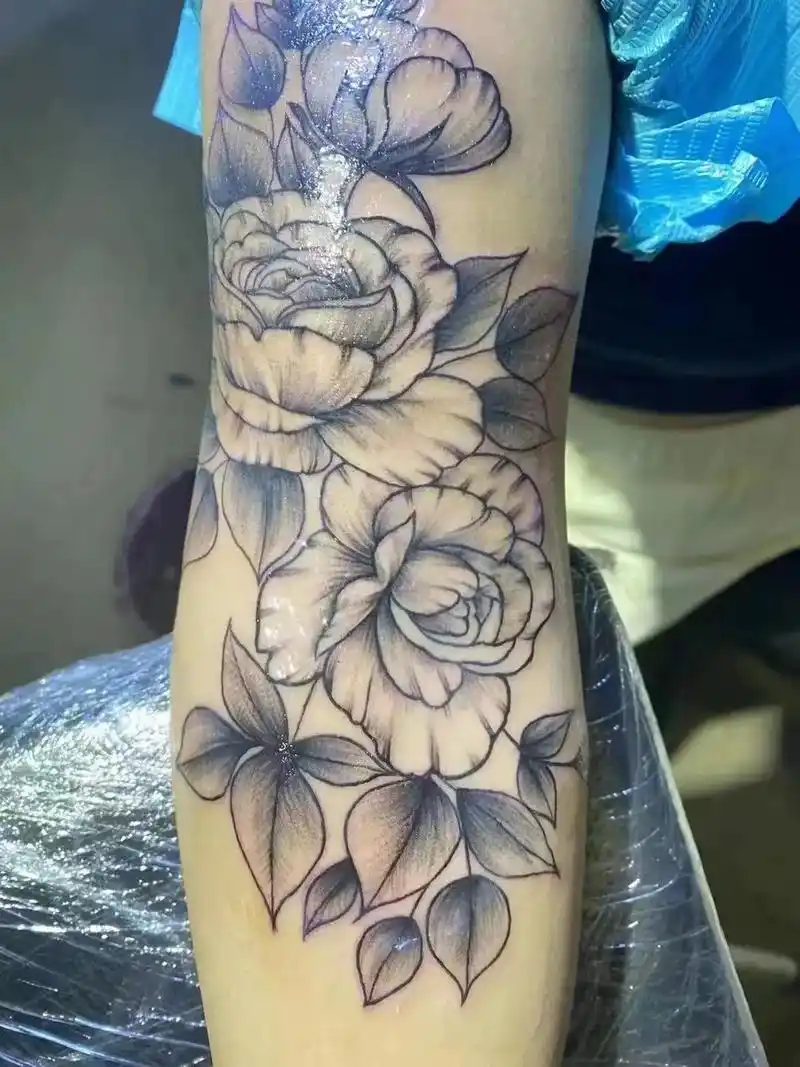 今日作品小花臂完成黑色也不错