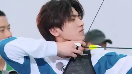 蔡徐坤的高光时刻,障碍射箭成功十环,全场尖叫!