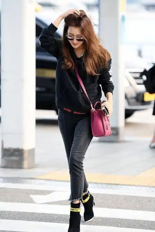 金喜善都40多岁了,穿牛仔裤还很可爱_时尚_运动_造型