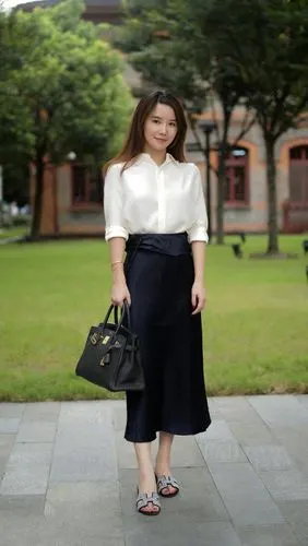 街拍,靓女穿v领印花连衣裙,很容易吸引路人的目光