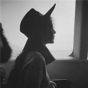 女生头像背影黑白伤感图片