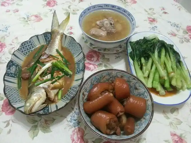 晚餐:都是家常菜,红烧猪尾 酸梅马友 白灼甜菜心 黄豆猪骨汤