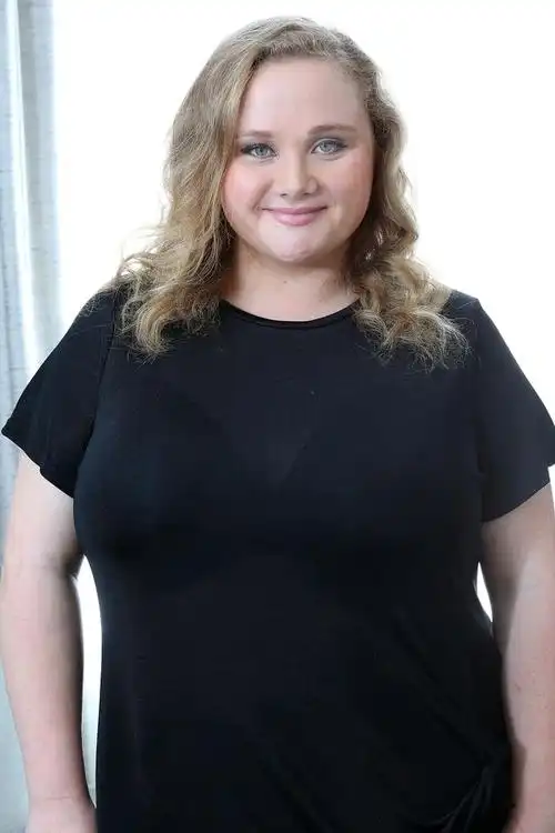 艾玛罗伯茨主演新片天堂山饰被迫治疗少女