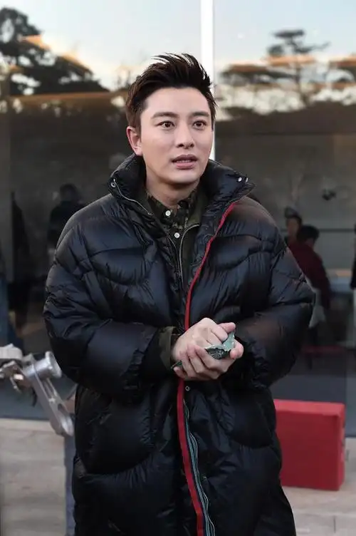 贾乃亮现身喜笑颜开网友没有被带帽子