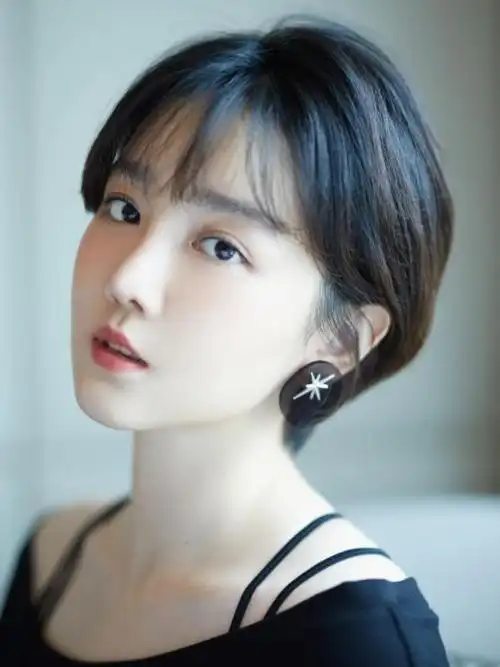脸型选择发型 最近看了陈小纭的综艺 一冲动就去剪了个同款短发 万万