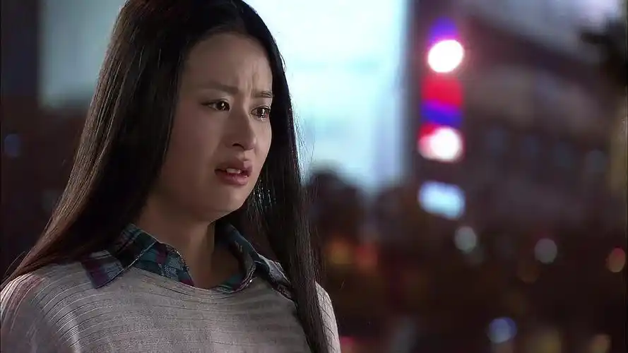 千山暮雪:童雪精神恍惚,过马路不看红绿灯,多亏闺蜜拦住她