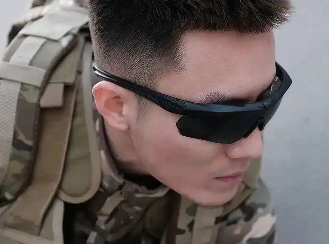 每一副战术眼镜,都 能在官网查询到其独一无二的官方序列号,美国原产