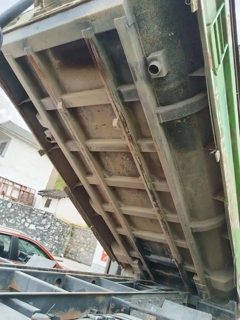 出两个后八轮中集华骏高强钢货箱,底十边八厚度,四道梁,t14