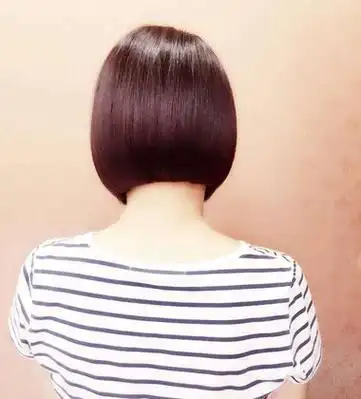 女生内扣高位bob发型的制作,将脸颊上的头发剪的略长一些,发顶后边的