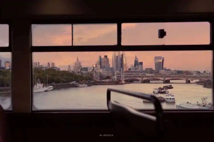 敲好看的qq封面背景图,礼貌拿图,谢谢