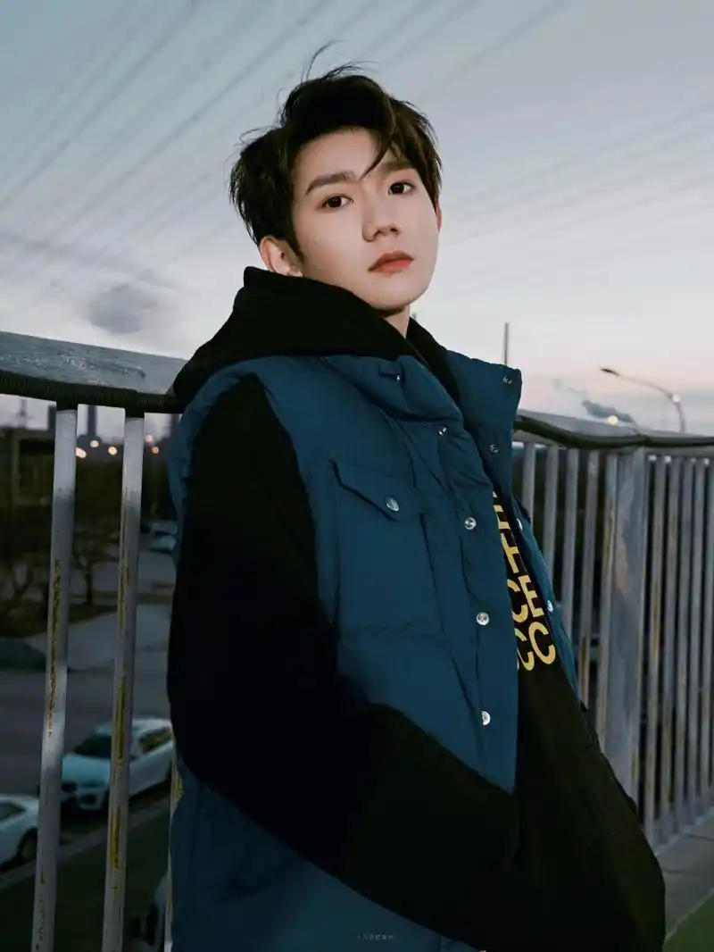 王源壁纸:我爱的少年很浪漫,他既是作家也是诗人