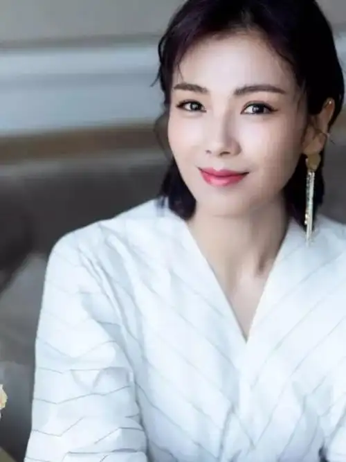 99国民女神刘涛带有小酒窝的微笑就很有亲和力.