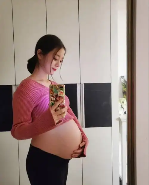 22日晚间,惠林在社交平台首度公开了自己怀孕6个月的肚子,膨胀的孕肚