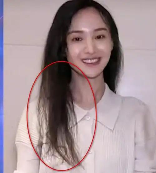 郑爽素颜出镜官宣视频失去美颜效果后尽显真实发际线太过残忍