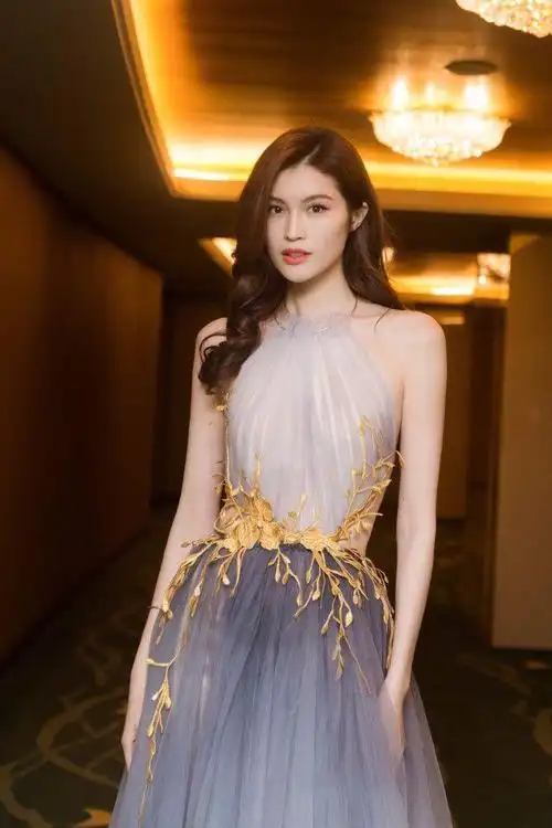 何穗一身长裙美出新高度,转身露美背美若天仙!