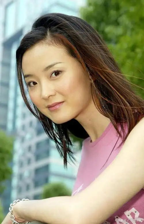 王艳复出拍戏撞脸贾玲,肩宽体胖小腹突出,昔日女神形象全无!