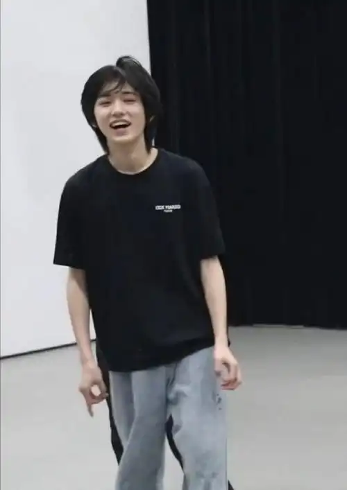 高颜值素颜大赏#宋亚轩的素颜照真的绝,第一个让我觉得化妆在一溉人