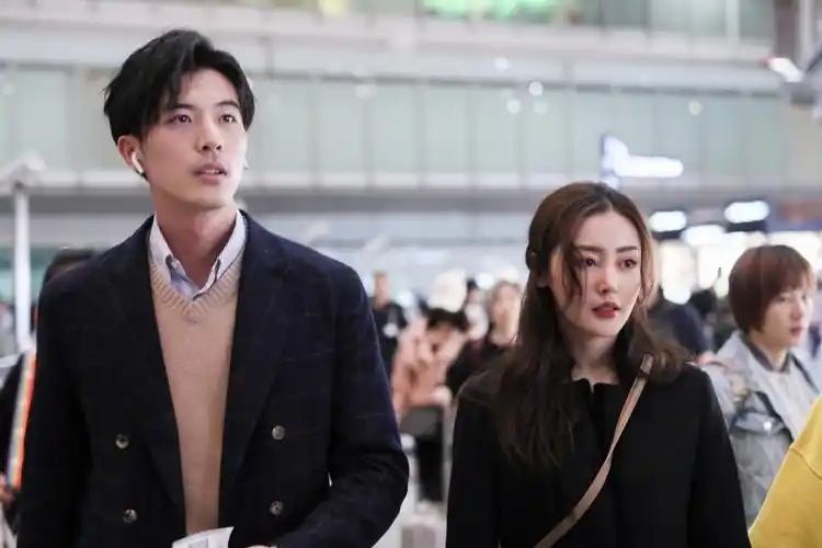 配一脸张天爱与徐开骋高调同框颜值登对两人有说有笑上演最萌身高差