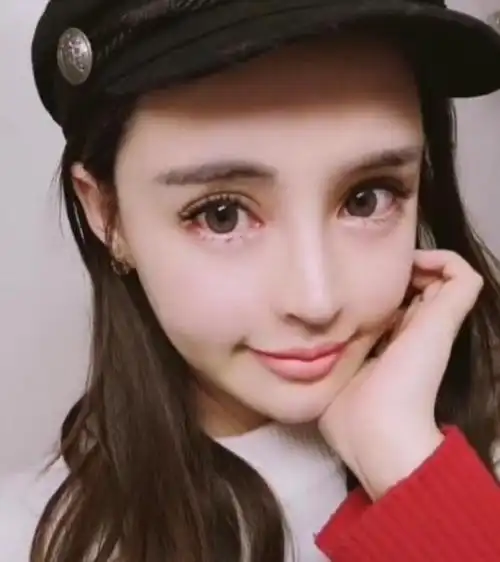 女子整容成洋娃娃脸,闭上眼睛那一刻后悔了,网友:瞎折腾!