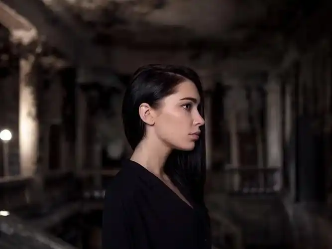 黑头发的女孩,黑色礼服,晚上 壁纸 - 1024x768