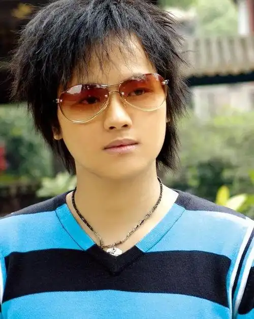 请大家先关注一下,这是一个关于音乐天才郑源的故事.