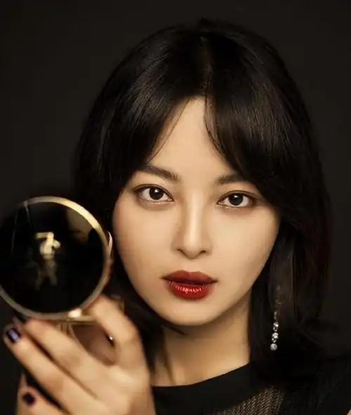 性感尤物辛芷蕾性感的不止厚嘴唇身材更是让人羡慕