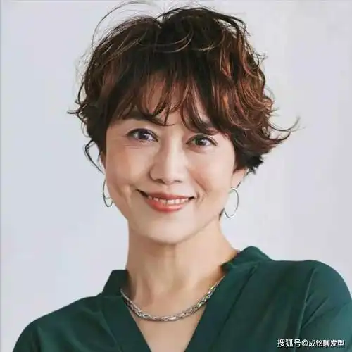 40-50岁轻熟女必备,洋气发型大揭秘!_女士_效果_卷发