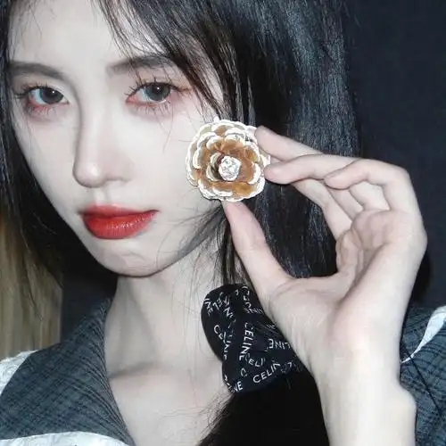 鞠婧祎甜美侧拍!法式泡泡袖连衣裙,温柔侧马尾_高清图集_新浪网