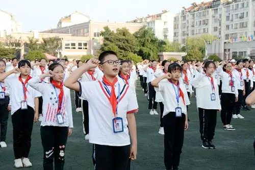 江苏省南通田家炳中学举行初一年级少先队建队暨新生入学仪式