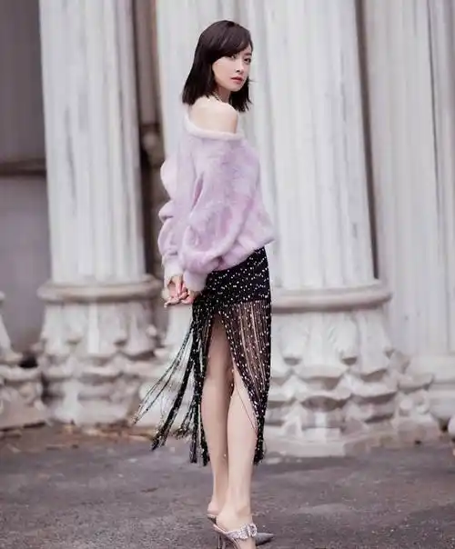 宋妍霏真不愧是时髦精紫色卫衣配长款皮外套清新中带着酷