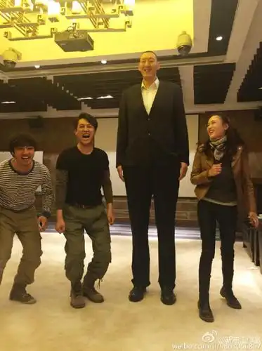 他比姚明高出半个头退役后和成龙搭戏3岁女儿身高1米2