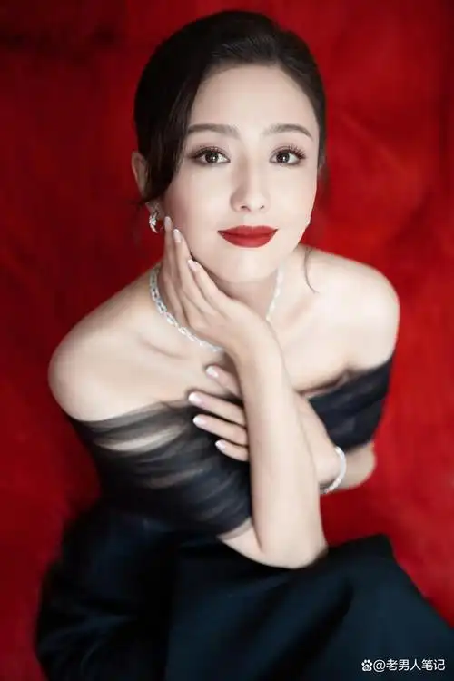 佟丽娅墨色纱裙,红唇点缀,翩然洒脱温柔雅致