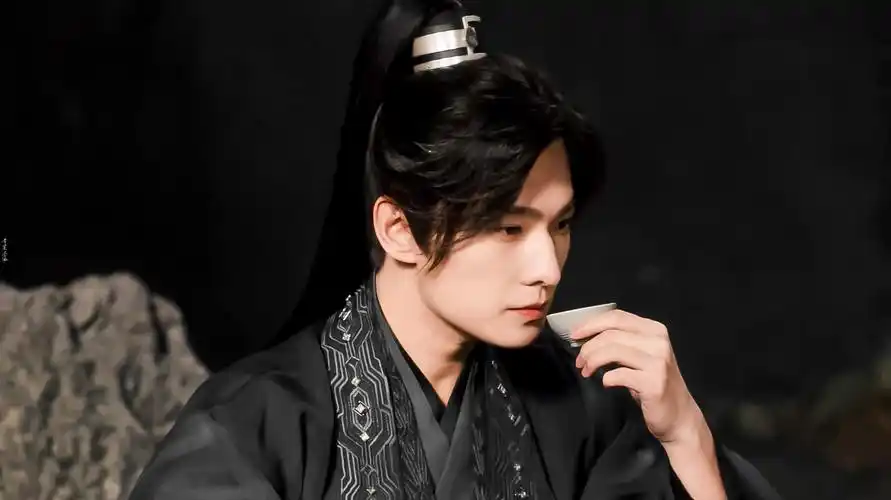 杨洋在电视剧且试天下里饰演的丰兰息