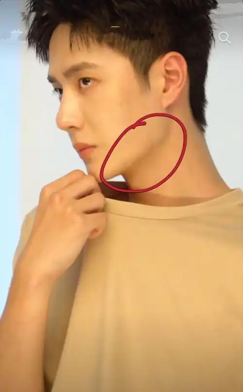 原创王一博拍广告被怼脸拍离开滤镜和美颜胡子和痘太明显