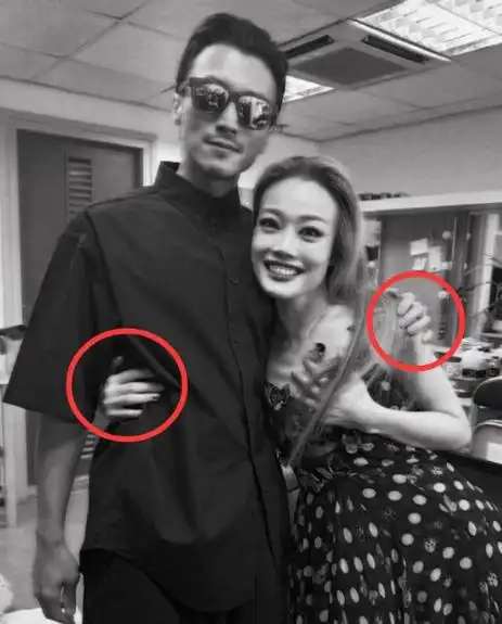 王菲肚子凸起被猜怀孕,谢霆锋43岁生日低调秀恩爱,飞北京庆生被偶遇