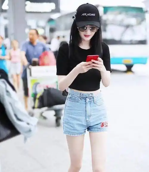 杨幂衣品真的好,短裤和短裙穿搭都能轻松驾驭,演绎出专属时尚美_造型