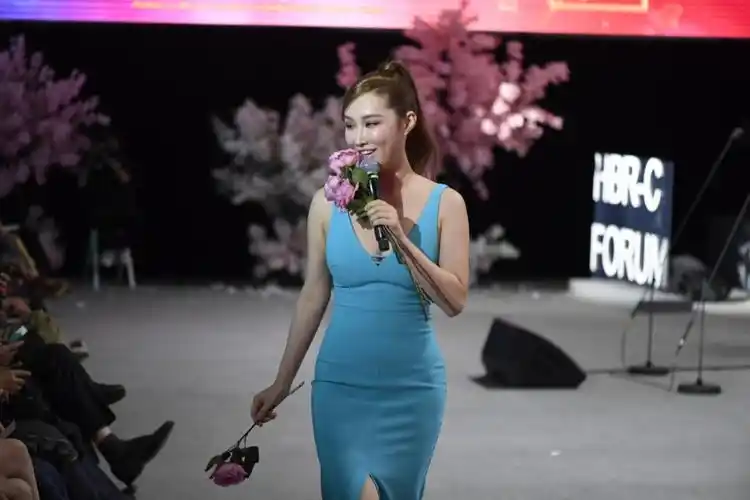 知名女高音王冰冰的《热唇之吻》俏皮可爱,现场互动感和观众参与感