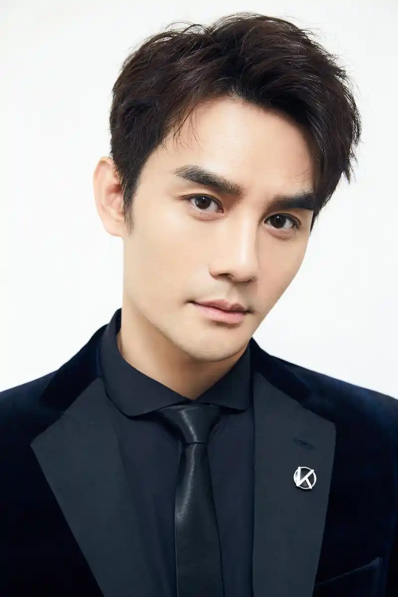 王凯今天来到了西安,出席周大福品牌活动,暗格丝绒套装搭配黑色漆皮