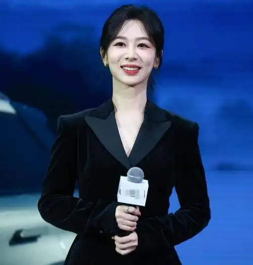 杨紫西装亮相上海,职业丽人范儿十足.