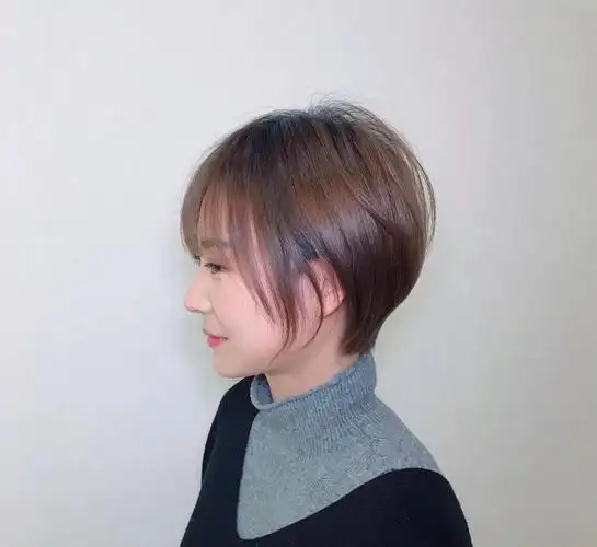 发型更有动感,搭配暖色焦糖色更显皮肤白皙,适合长脸椭圆脸鹅蛋脸和