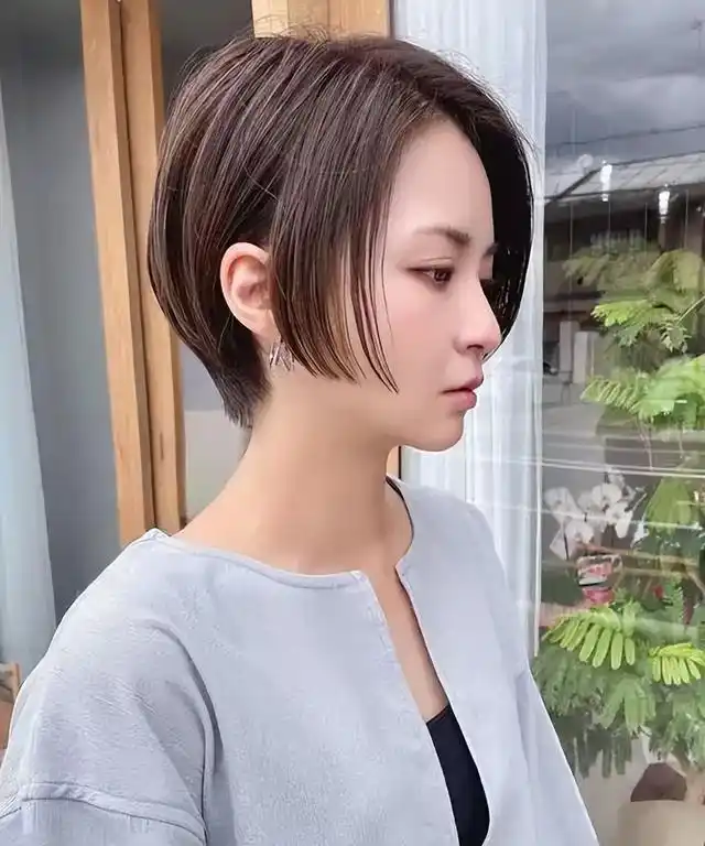 4种减龄时尚发型,女人不烫发也能显气质,日常好打理又高级